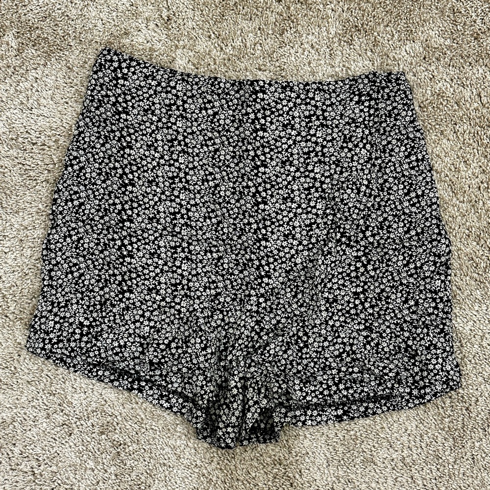 Black and White Floral Patterned Short